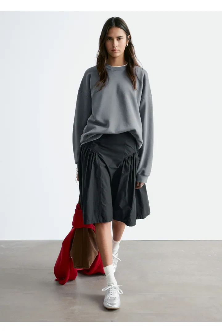 앤아더스토리즈 오버사이즈 본디드 스웻셔츠의 실버컬러 ECOMLook입니다.