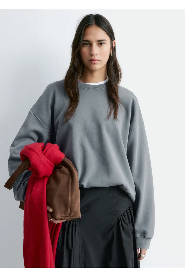 앤아더스토리즈 오버사이즈 본디드 스웻셔츠의 실버컬러 ECOMLook입니다.