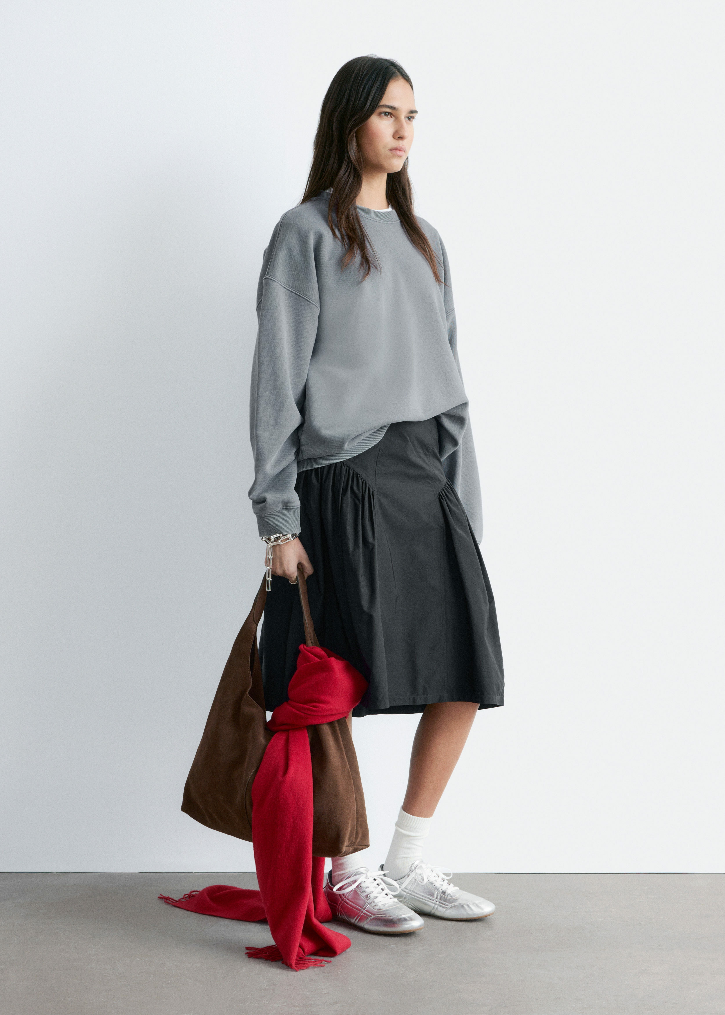 앤아더스토리즈 오버사이즈 본디드 스웻셔츠의 실버컬러 ECOMLook입니다.