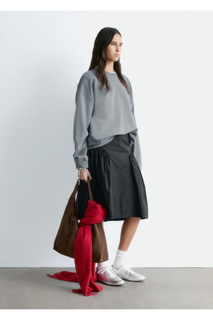 앤아더스토리즈 오버사이즈 본디드 스웻셔츠의 실버컬러 ECOMLook입니다.