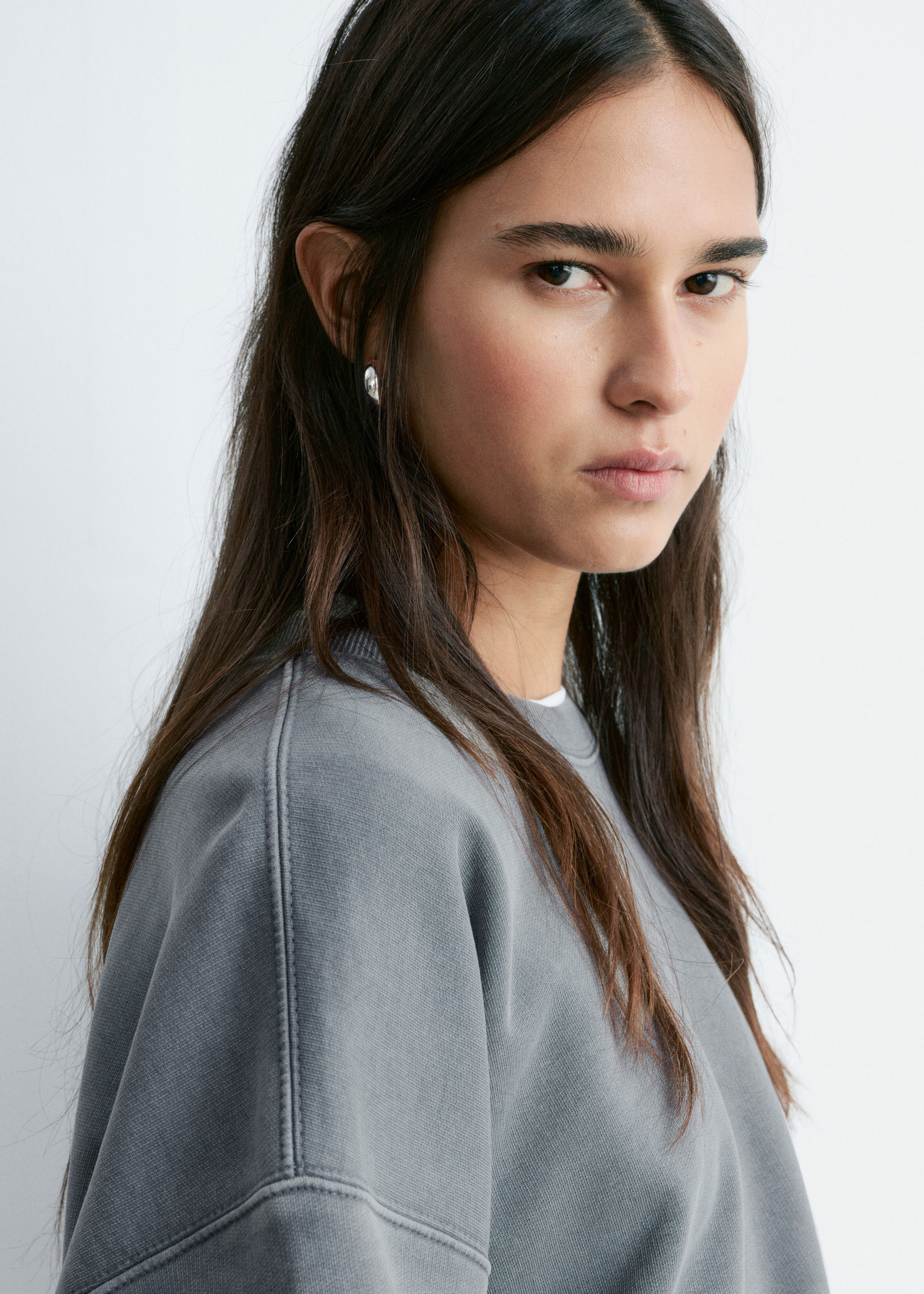 앤아더스토리즈 오버사이즈 본디드 스웻셔츠의 실버컬러 ECOMLook입니다.