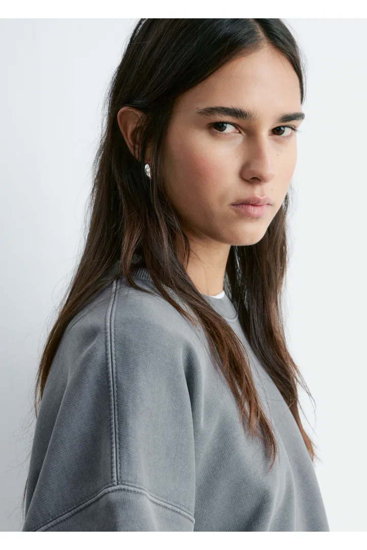 앤아더스토리즈 오버사이즈 본디드 스웻셔츠의 실버컬러 ECOMLook입니다.