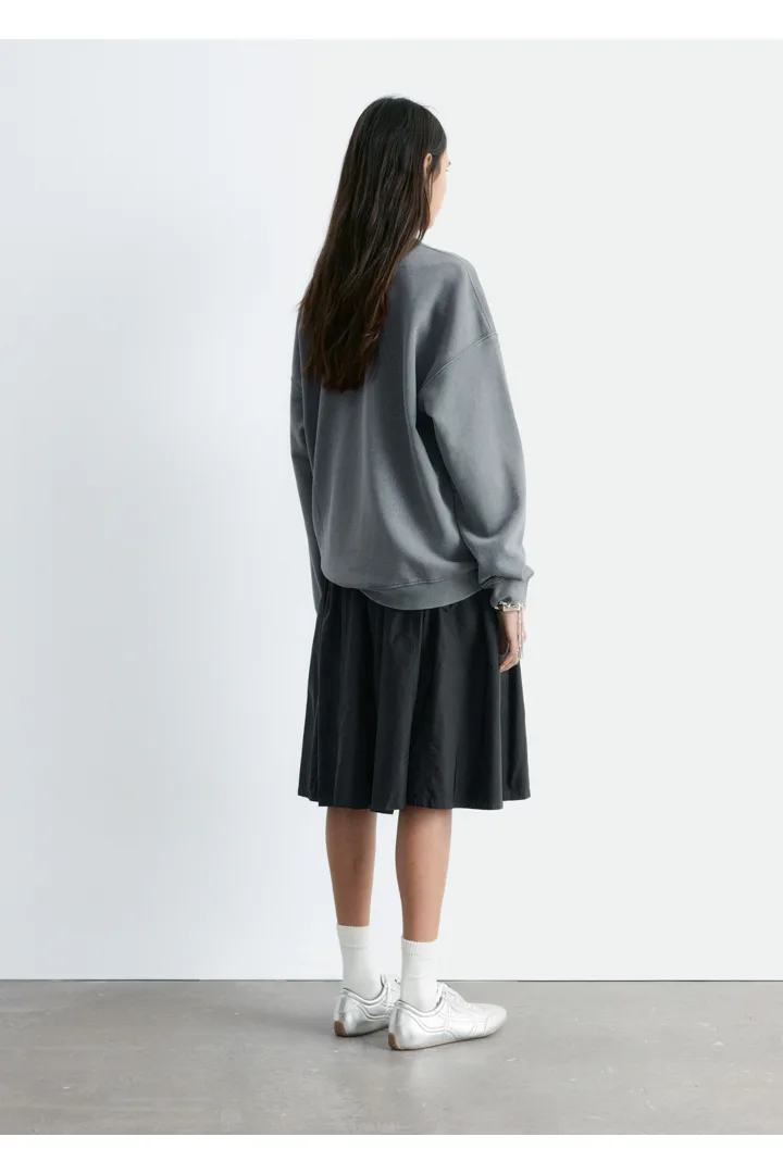 앤아더스토리즈 오버사이즈 본디드 스웻셔츠의 실버컬러 ECOMLook입니다.