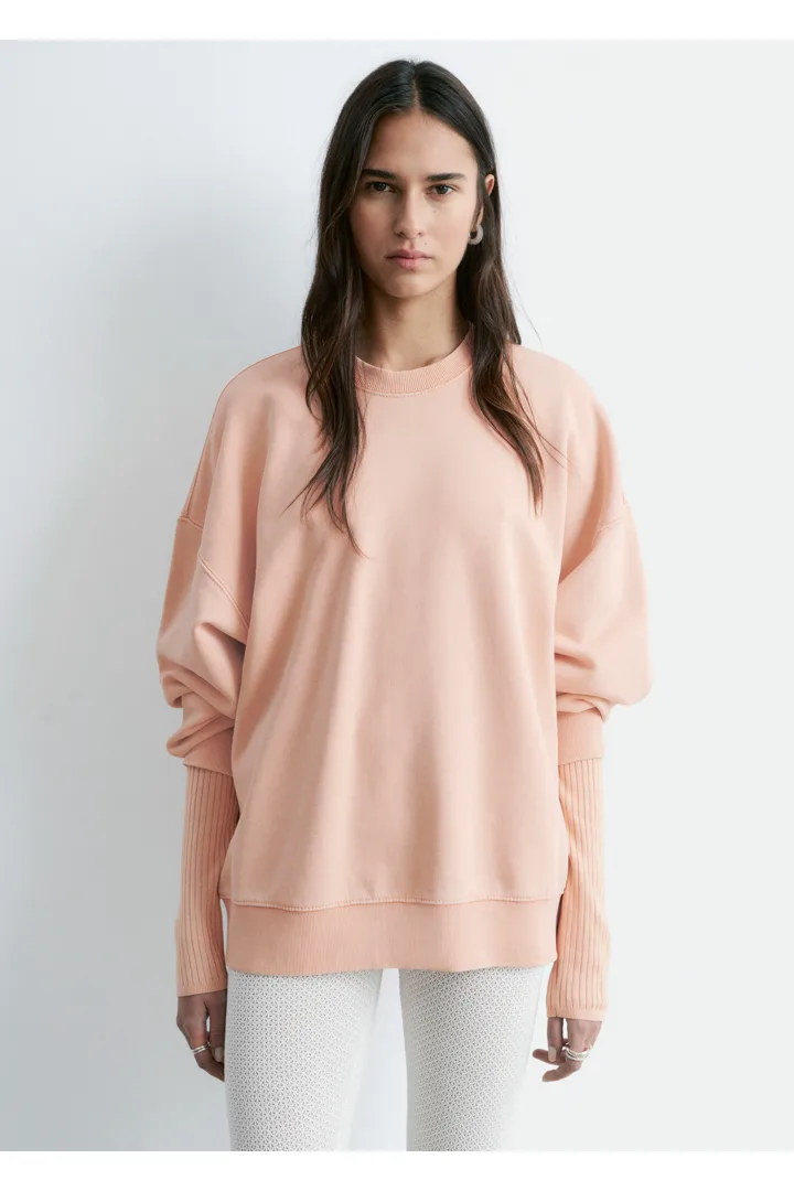 앤아더스토리즈 오버사이즈 본디드 스웻셔츠의 피치-오렌지컬러 ECOMLook입니다.