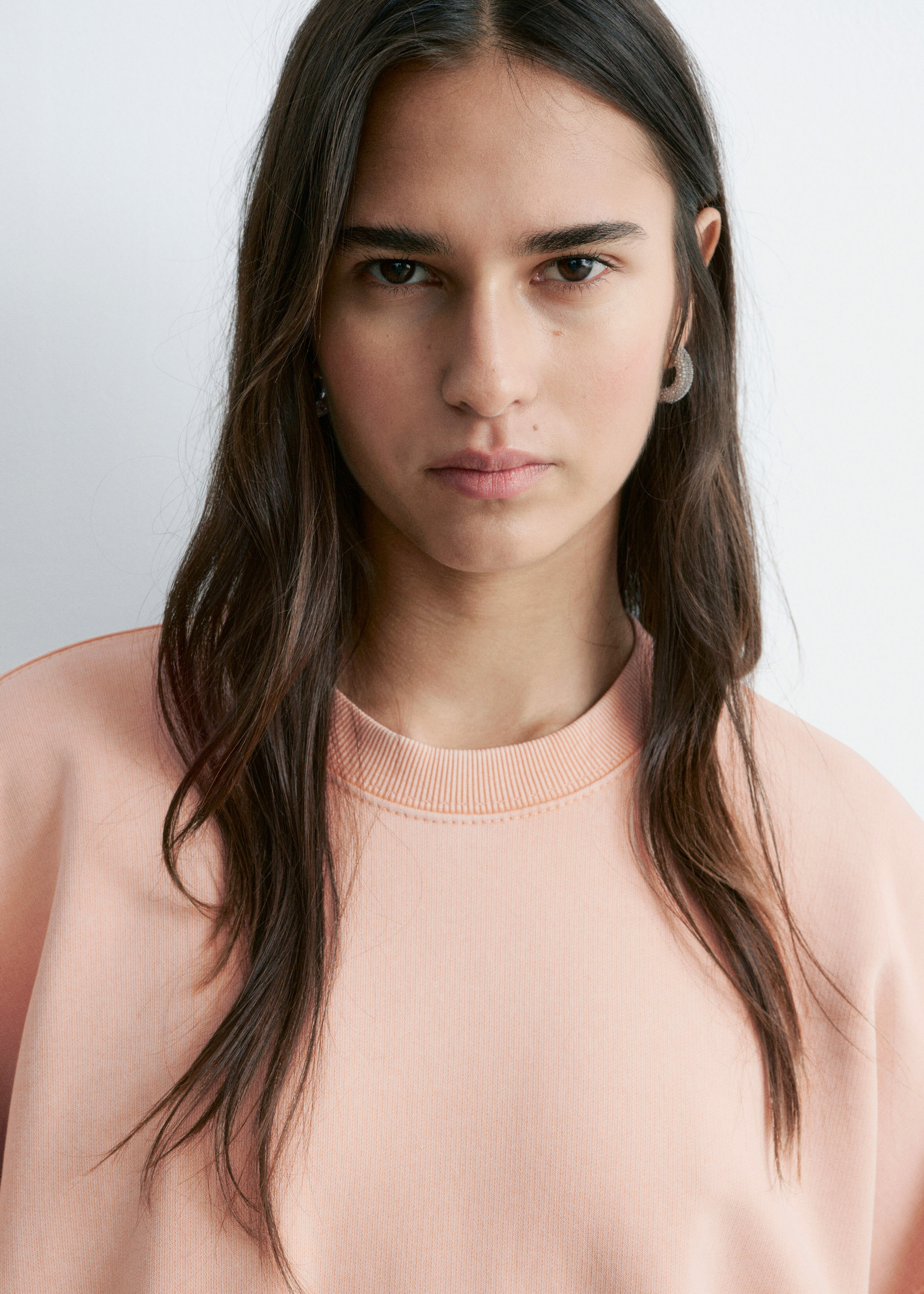 앤아더스토리즈 오버사이즈 본디드 스웻셔츠의 피치-오렌지컬러 ECOMLook입니다.