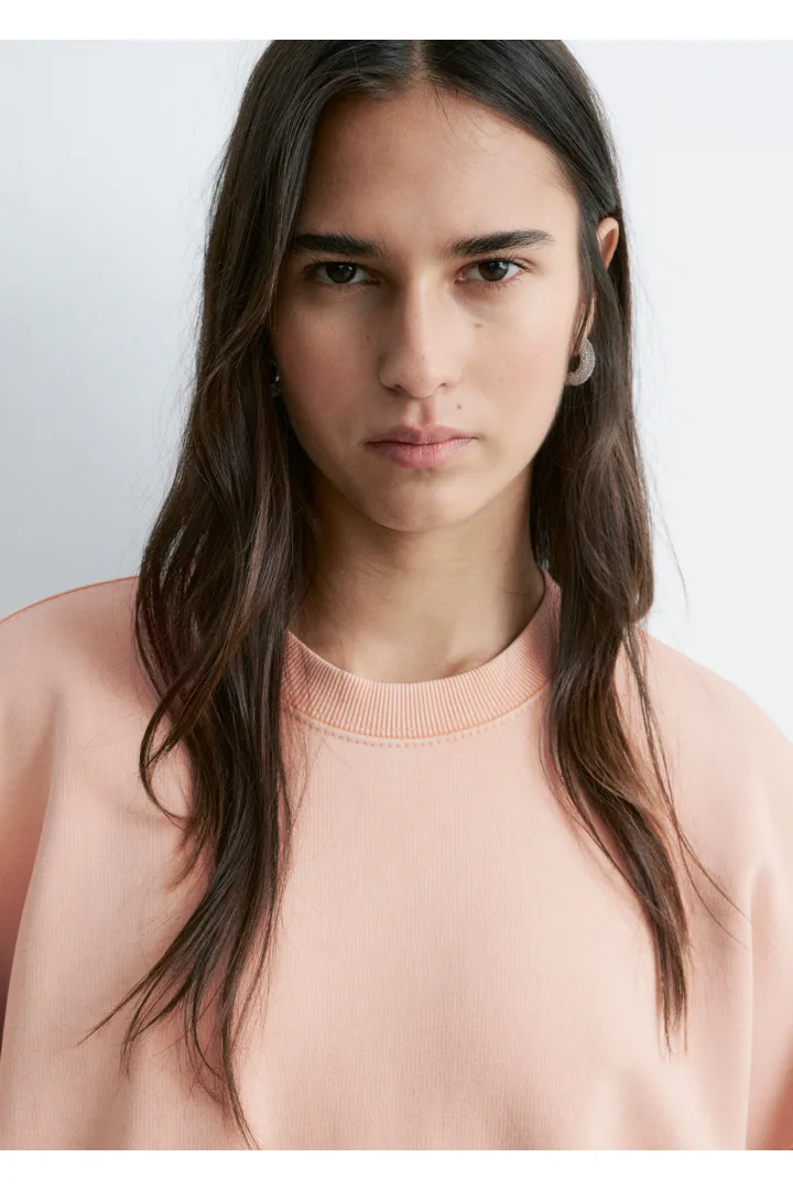 앤아더스토리즈 오버사이즈 본디드 스웻셔츠의 피치-오렌지컬러 ECOMLook입니다.