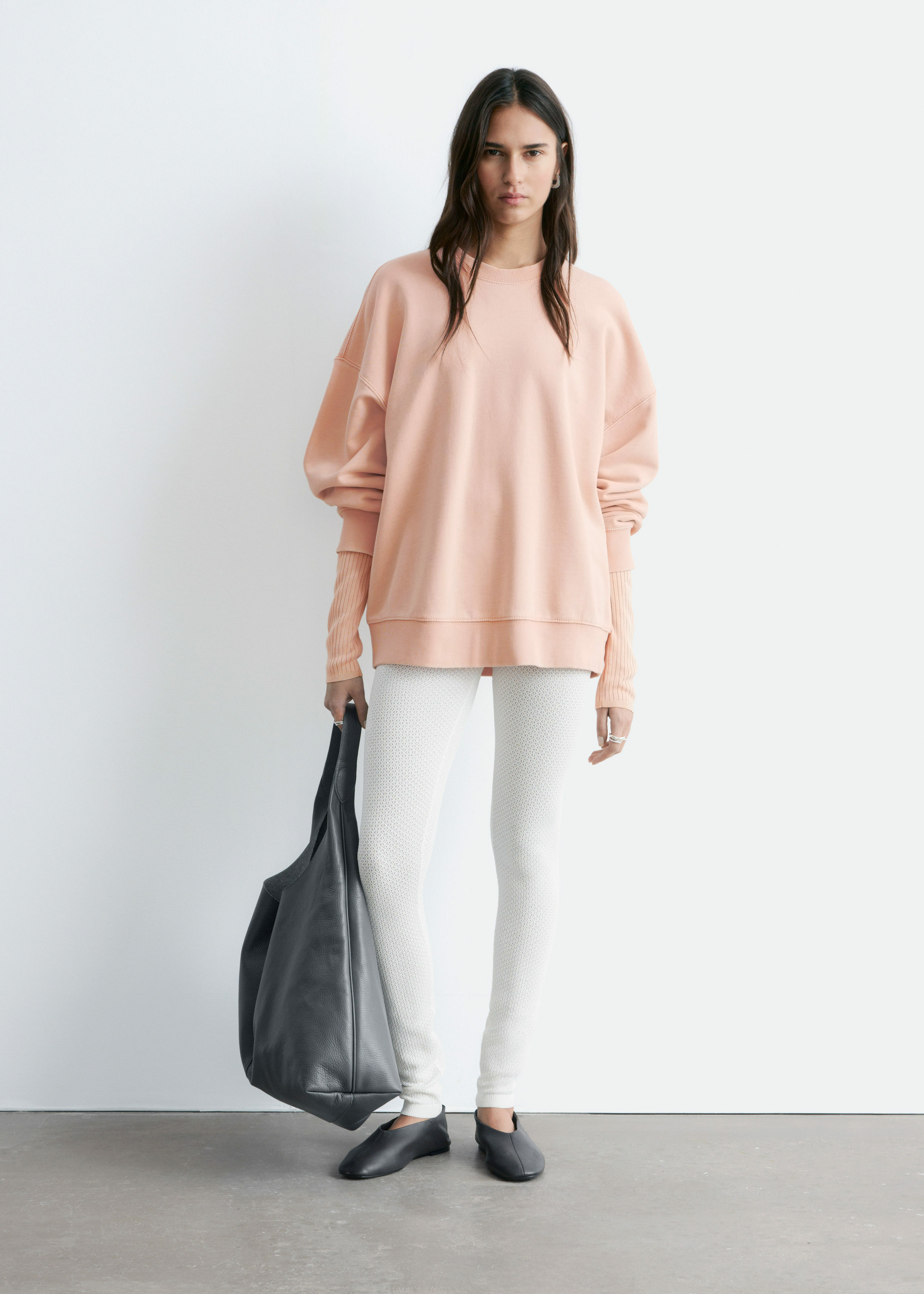 앤아더스토리즈 오버사이즈 본디드 스웻셔츠의 피치-오렌지컬러 ECOMLook입니다.