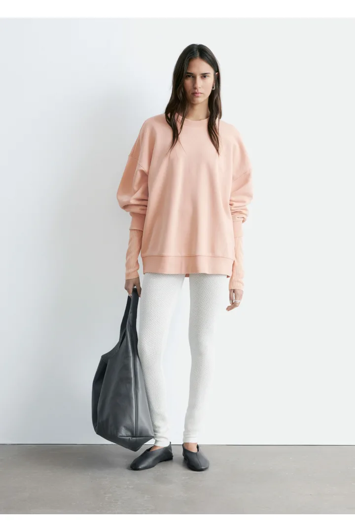 앤아더스토리즈 오버사이즈 본디드 스웻셔츠의 피치-오렌지컬러 ECOMLook입니다.