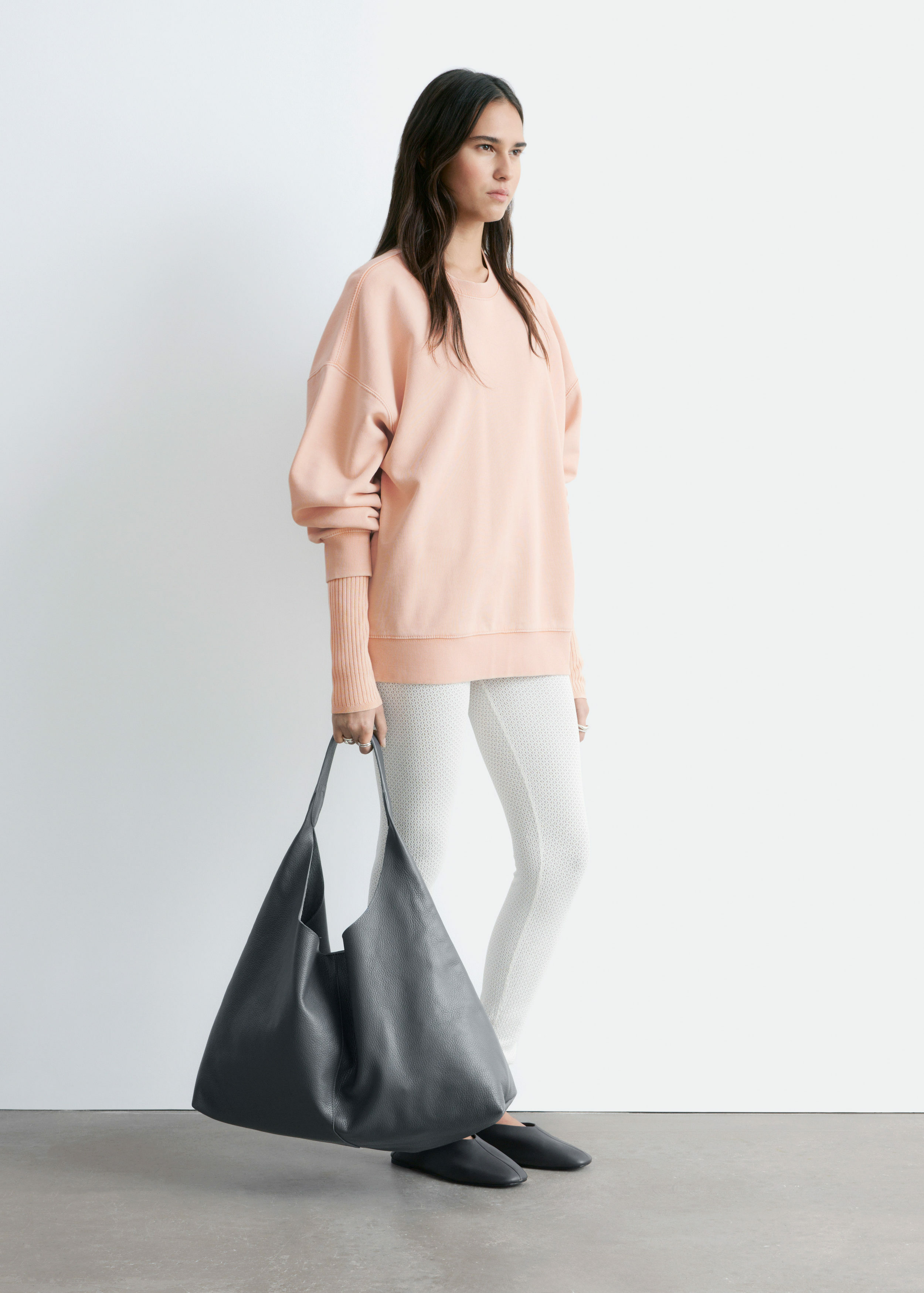 앤아더스토리즈 오버사이즈 본디드 스웻셔츠의 피치-오렌지컬러 ECOMLook입니다.