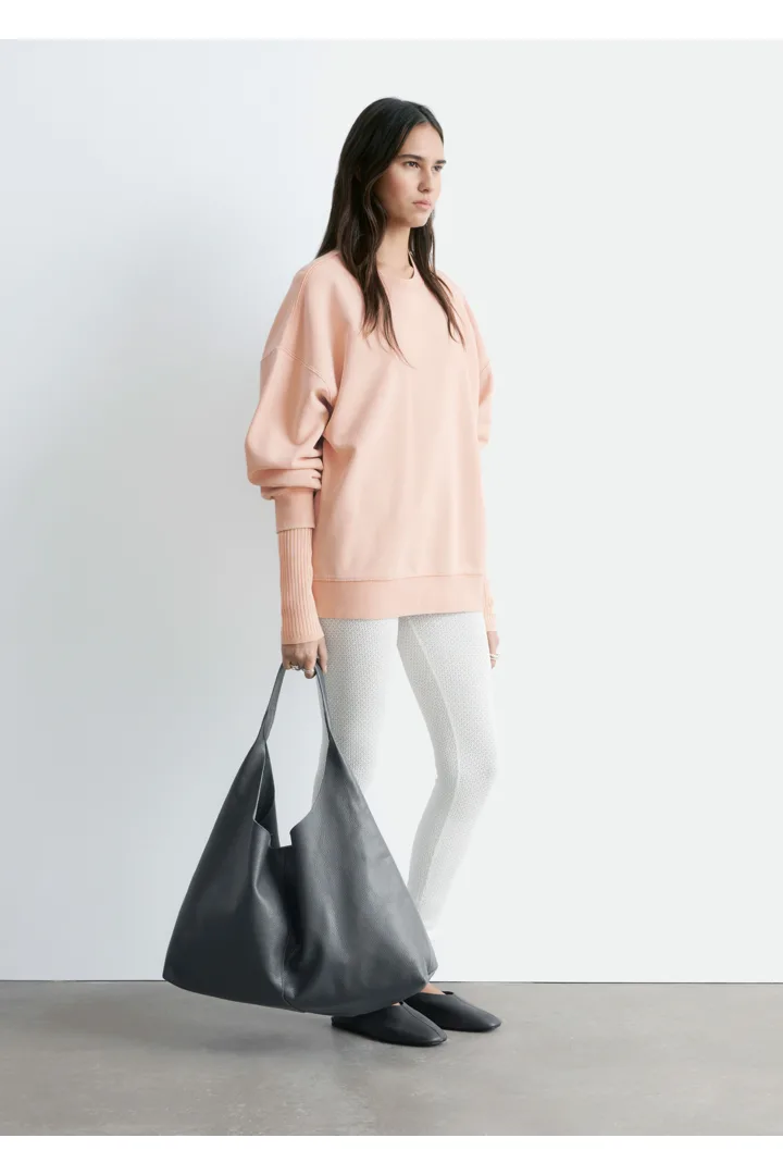 앤아더스토리즈 오버사이즈 본디드 스웻셔츠의 피치-오렌지컬러 ECOMLook입니다.