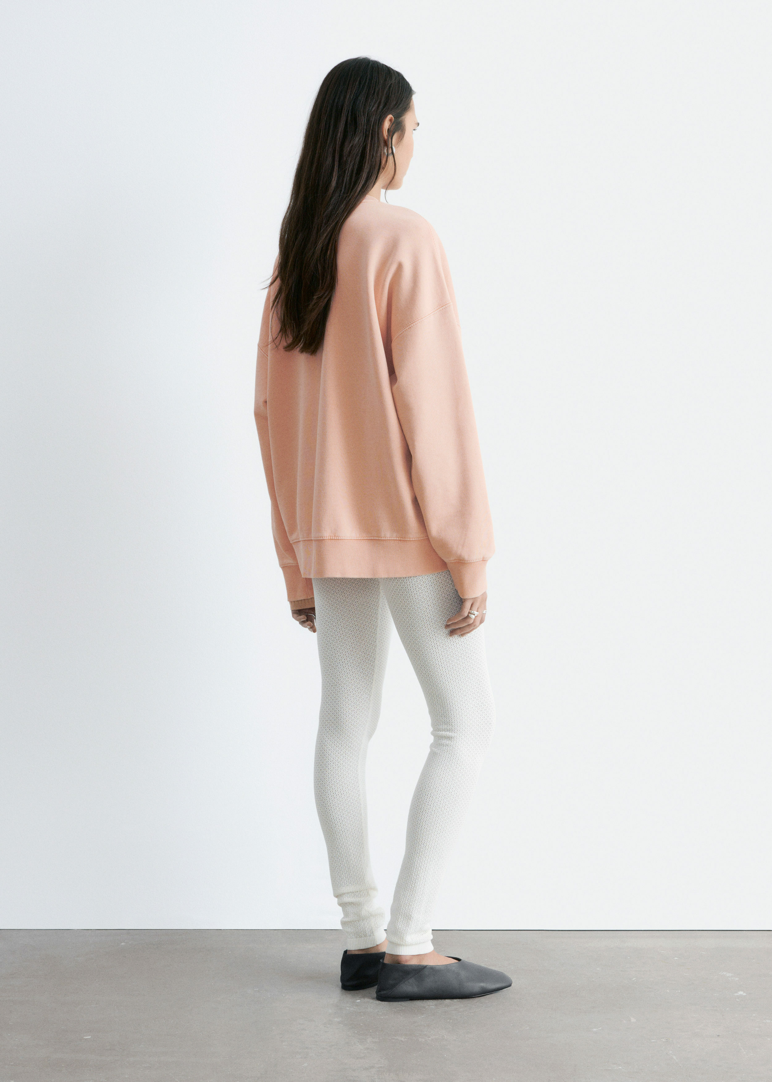 앤아더스토리즈 오버사이즈 본디드 스웻셔츠의 피치-오렌지컬러 ECOMLook입니다.