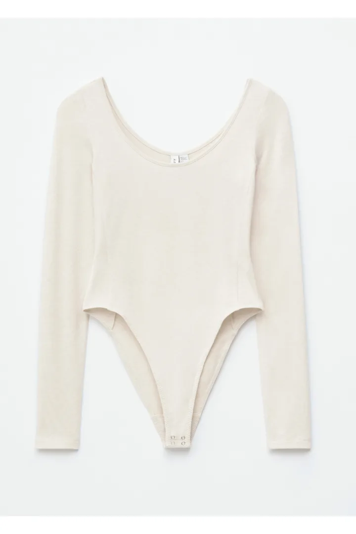 앤아더스토리즈 스쿠프 넥 바디수트의 크림컬러 Product입니다.