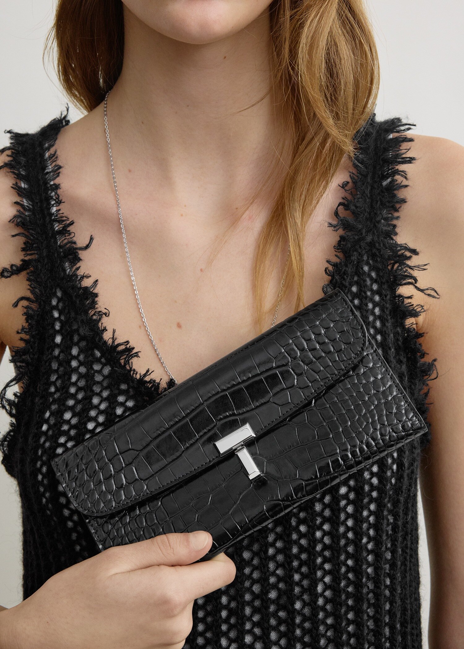 TOTEME 티-락 크로커 엠보스드 월렛 블랙의 블랙컬러 1번쨰 이미지입니다.