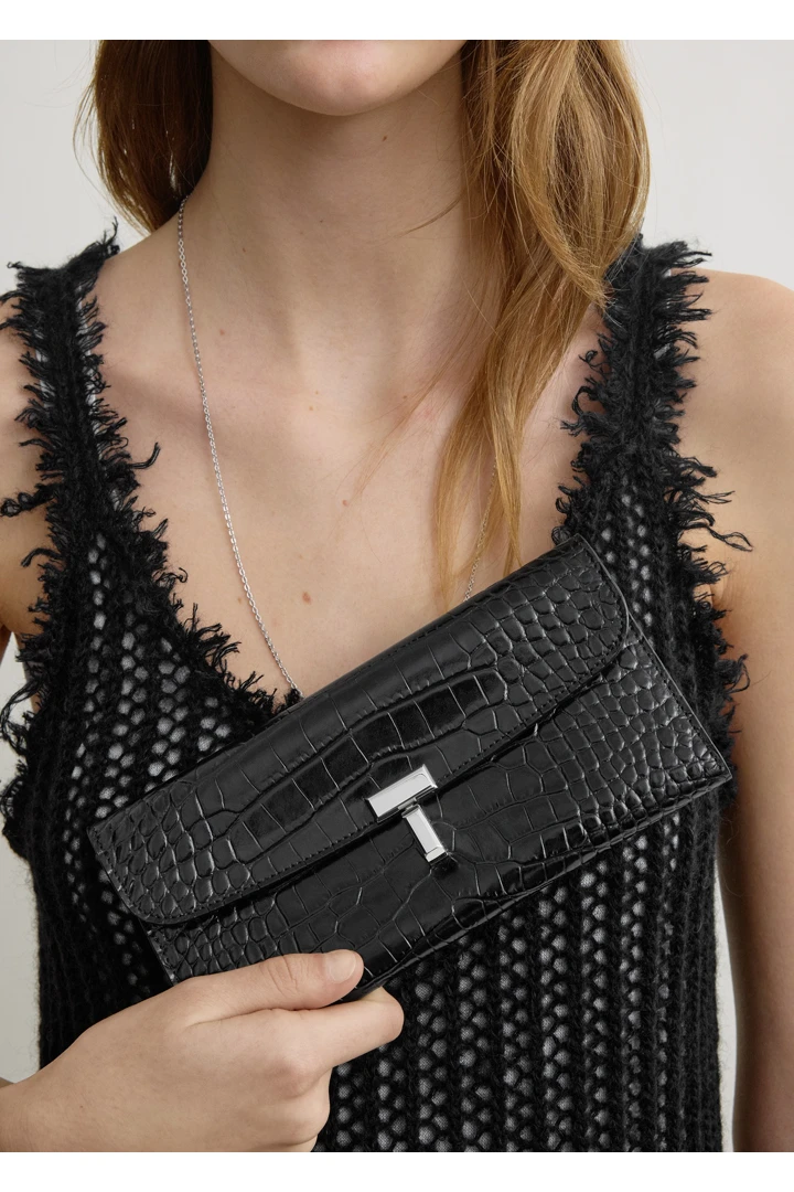 TOTEME 티-락 크로커 엠보스드 월렛 블랙의 블랙컬러 1번쨰 이미지입니다.