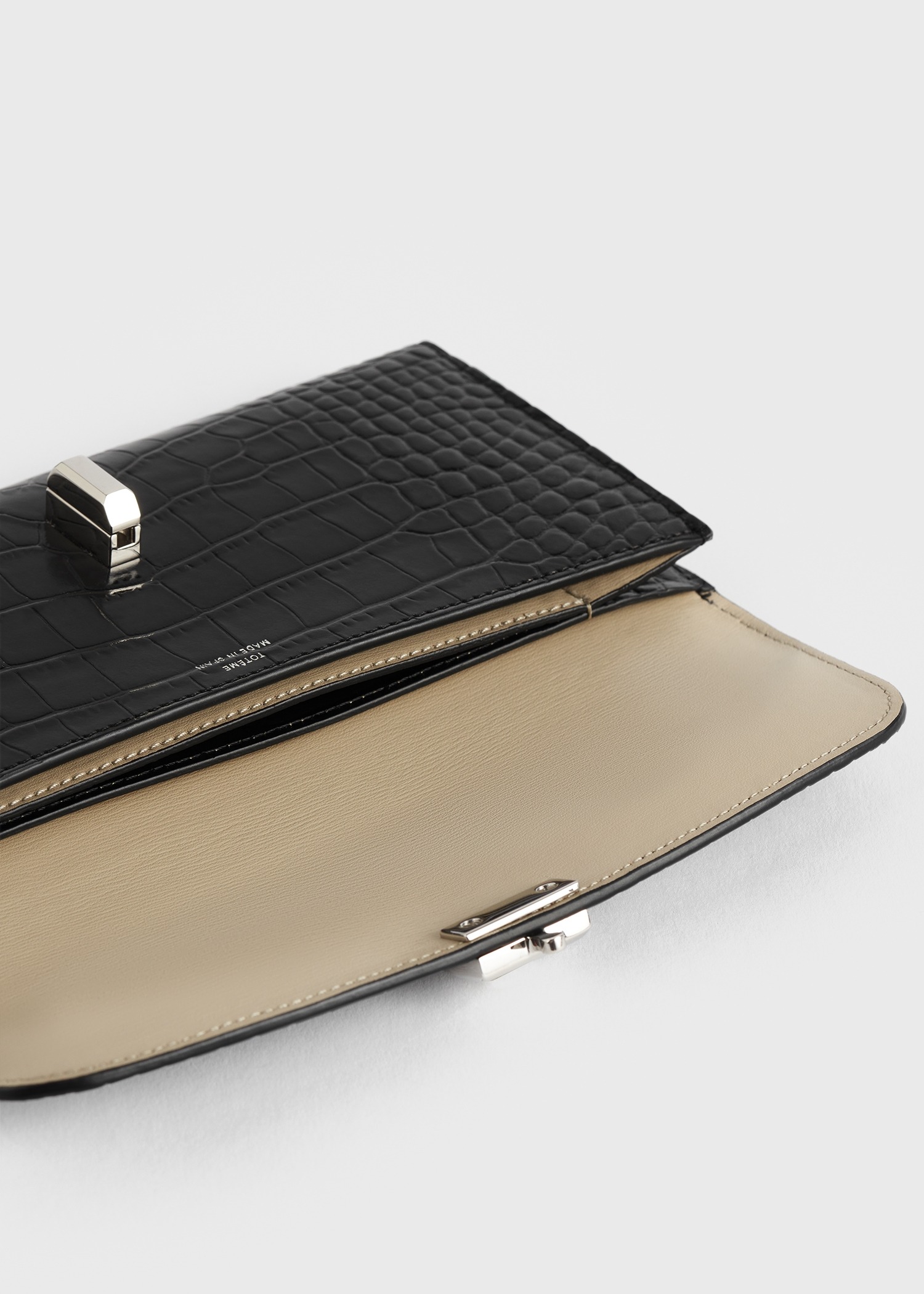 TOTEME 티-락 크로커 엠보스드 월렛 블랙의 블랙컬러 4번쨰 이미지입니다.