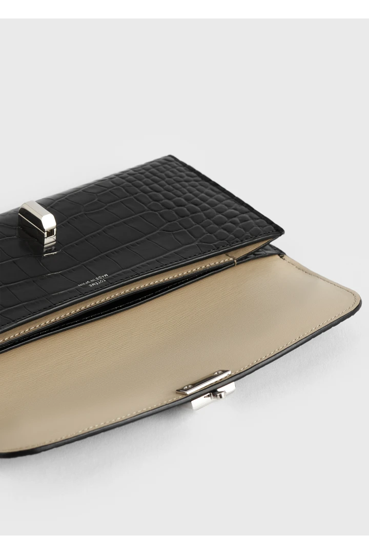 TOTEME 티-락 크로커 엠보스드 월렛 블랙의 블랙컬러 4번쨰 이미지입니다.