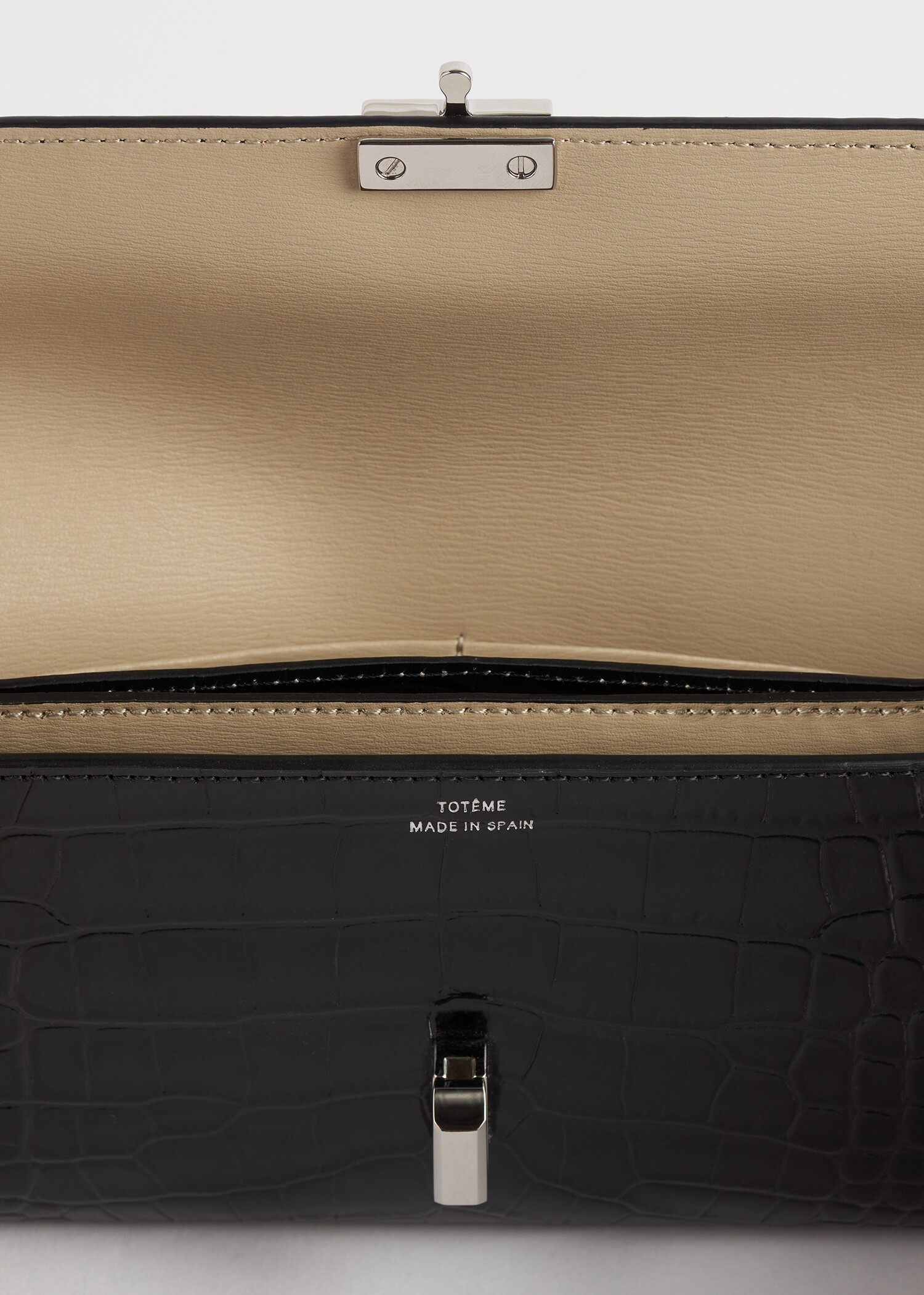 TOTEME 티-락 크로커 엠보스드 월렛 블랙의 블랙컬러 5번쨰 이미지입니다.