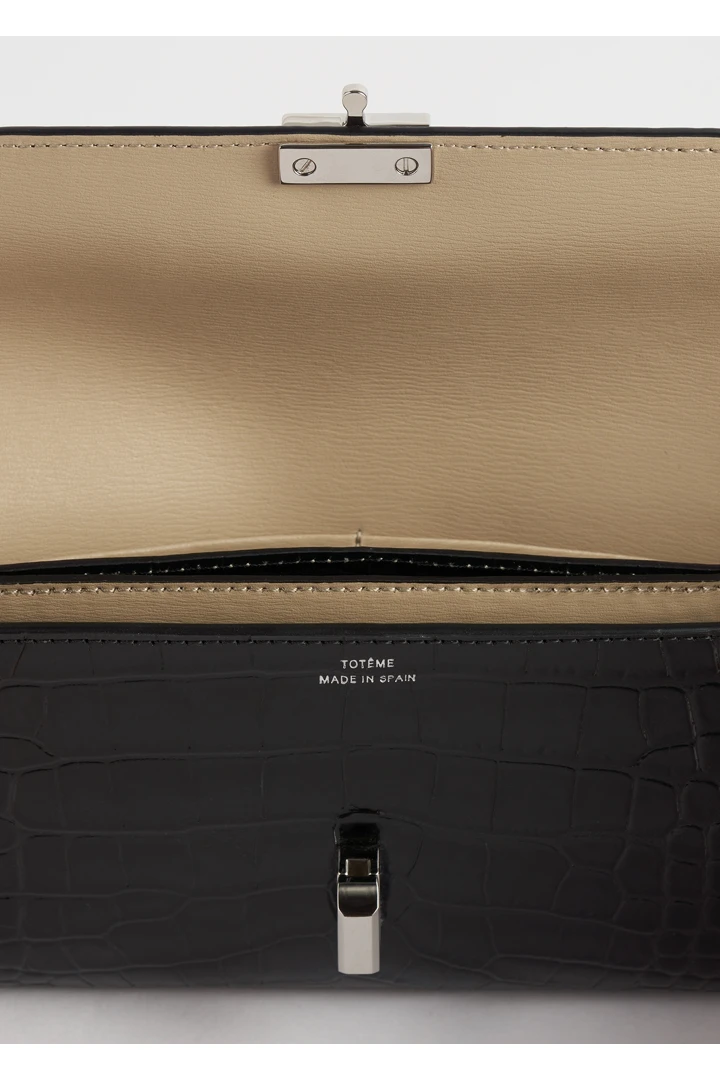 TOTEME 티-락 크로커 엠보스드 월렛 블랙의 블랙컬러 5번쨰 이미지입니다.