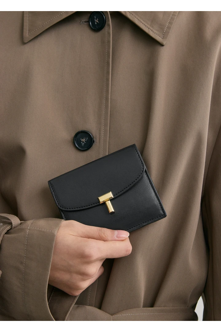 TOTEME 티-락 레더 카드홀더 블랙의 블랙컬러 1번쨰 이미지입니다.