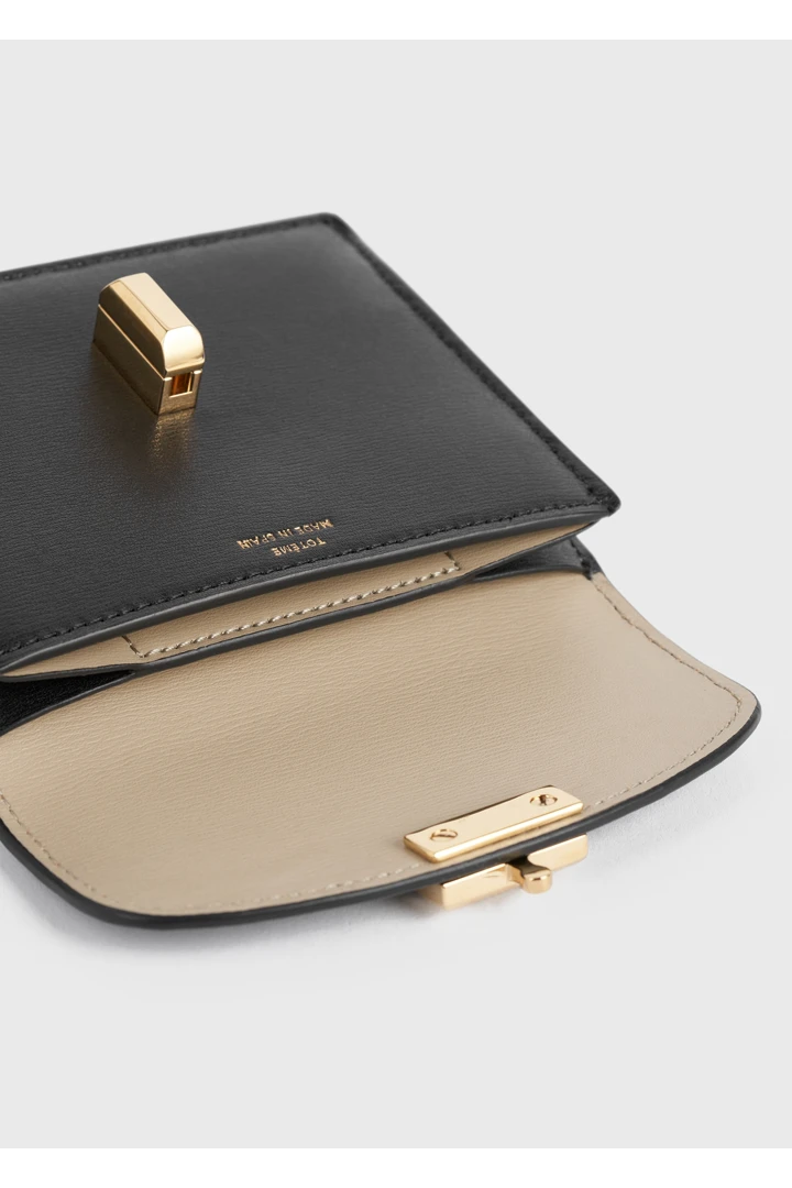 TOTEME 티-락 레더 카드홀더 블랙의 블랙컬러 3번쨰 이미지입니다.