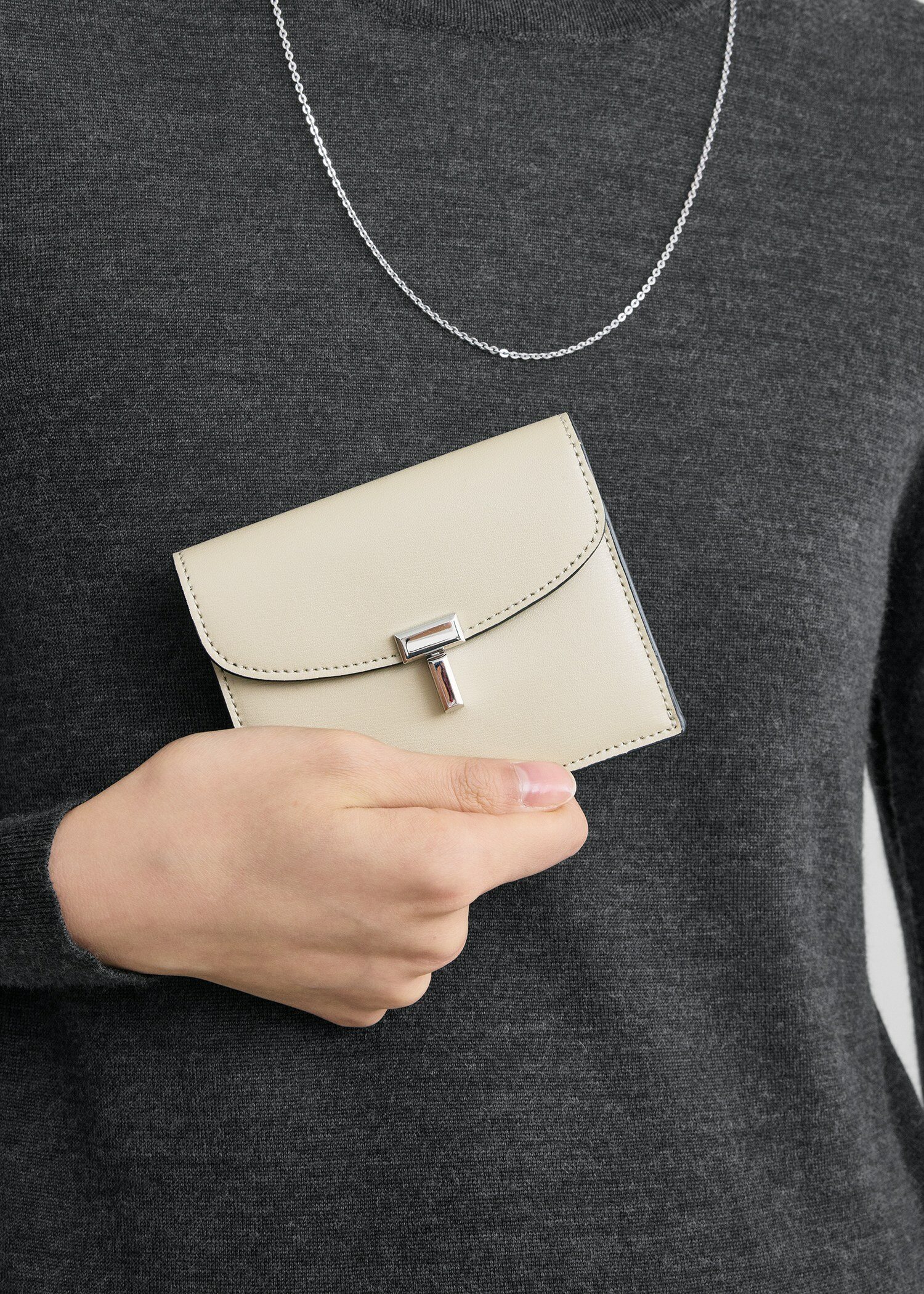 TOTEME 티-락 레더 카드홀더 폰의 폰컬러 1번쨰 이미지입니다.