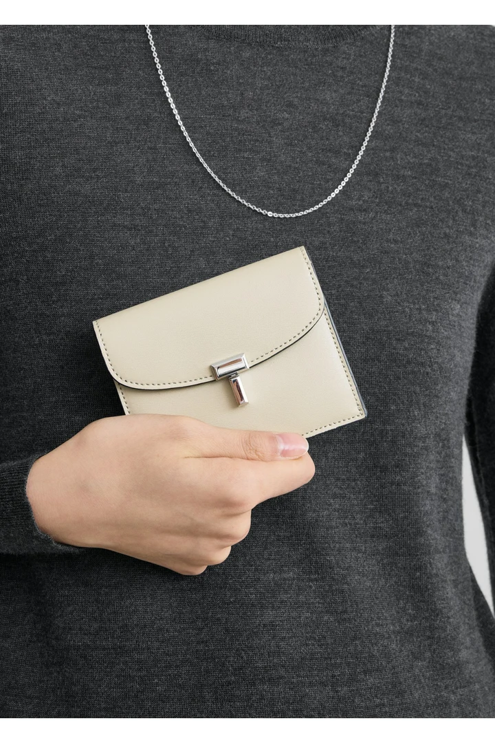 TOTEME 티-락 레더 카드홀더 폰의 폰컬러 1번쨰 이미지입니다.