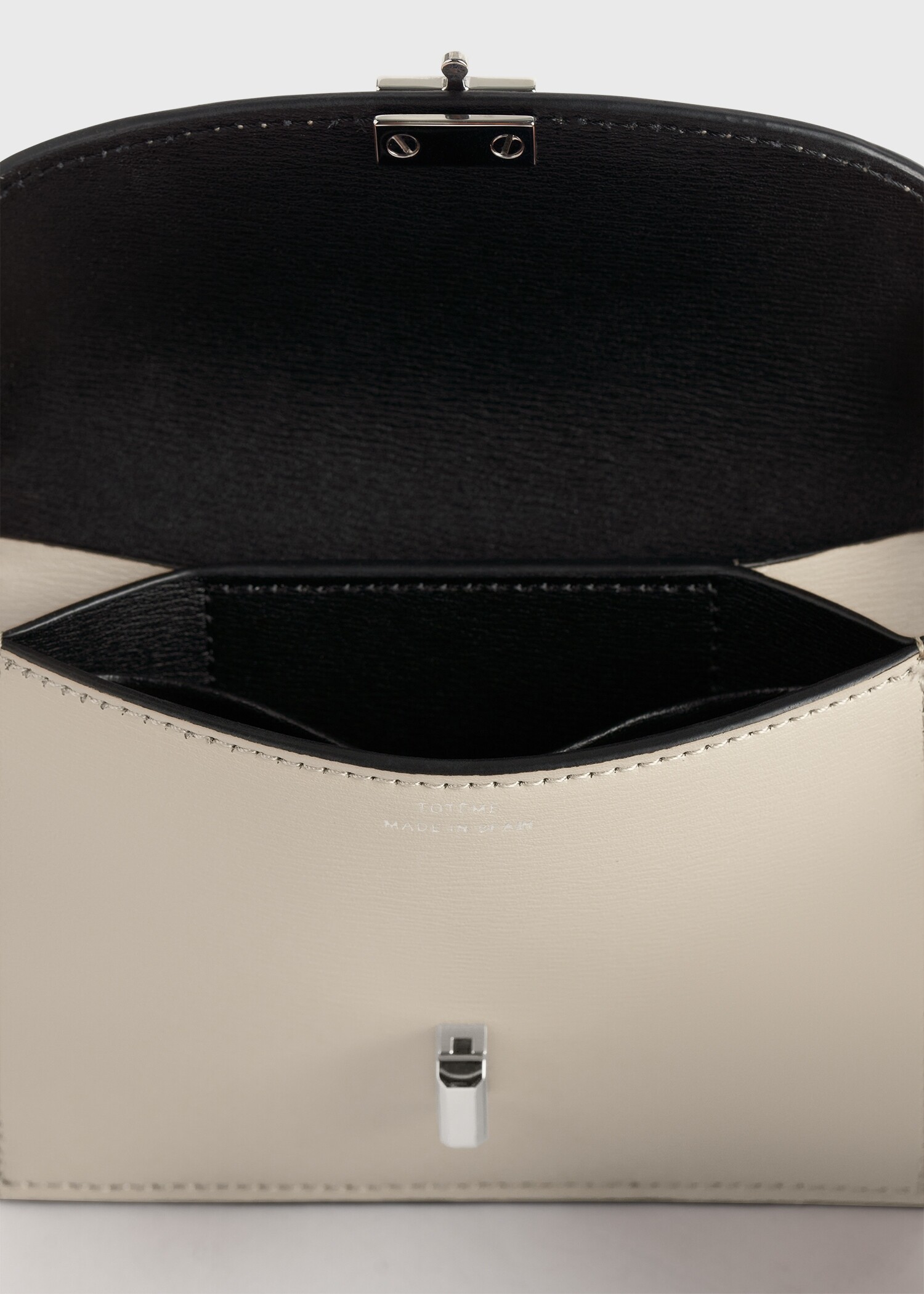 TOTEME 티-락 레더 카드홀더 폰의 폰컬러 2번쨰 이미지입니다.