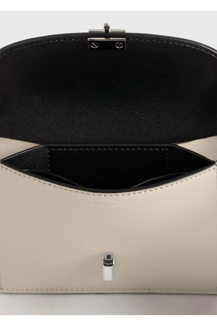 TOTEME 티-락 레더 카드홀더 폰의 폰컬러 2번쨰 이미지입니다.