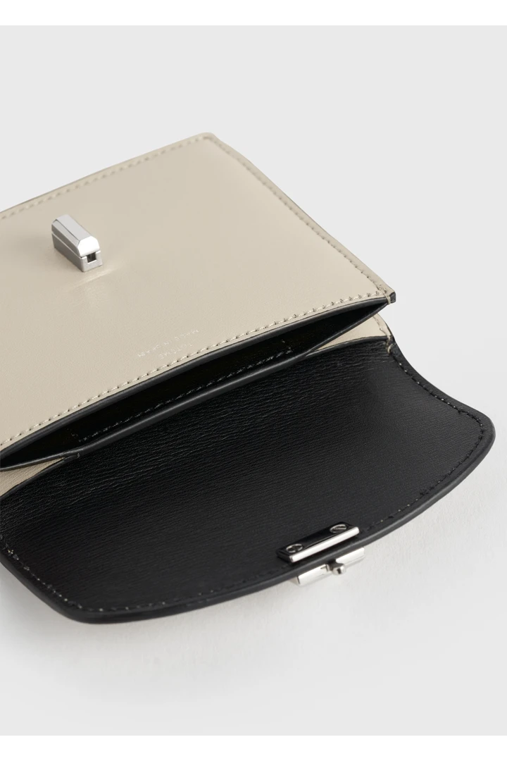 TOTEME 티-락 레더 카드홀더 폰의 폰컬러 3번쨰 이미지입니다.