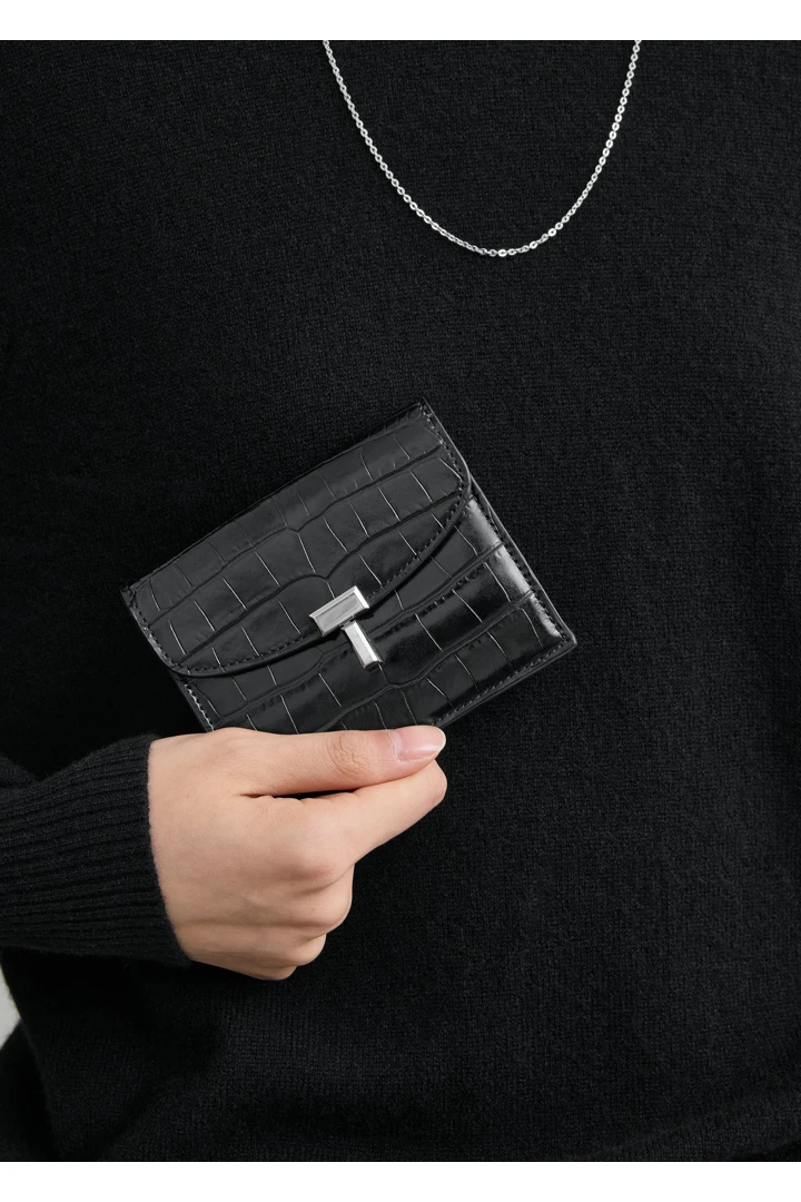 TOTEME 티-락 크로커 엠보스드 카드홀더 블랙의 블랙컬러 1번쨰 이미지입니다.