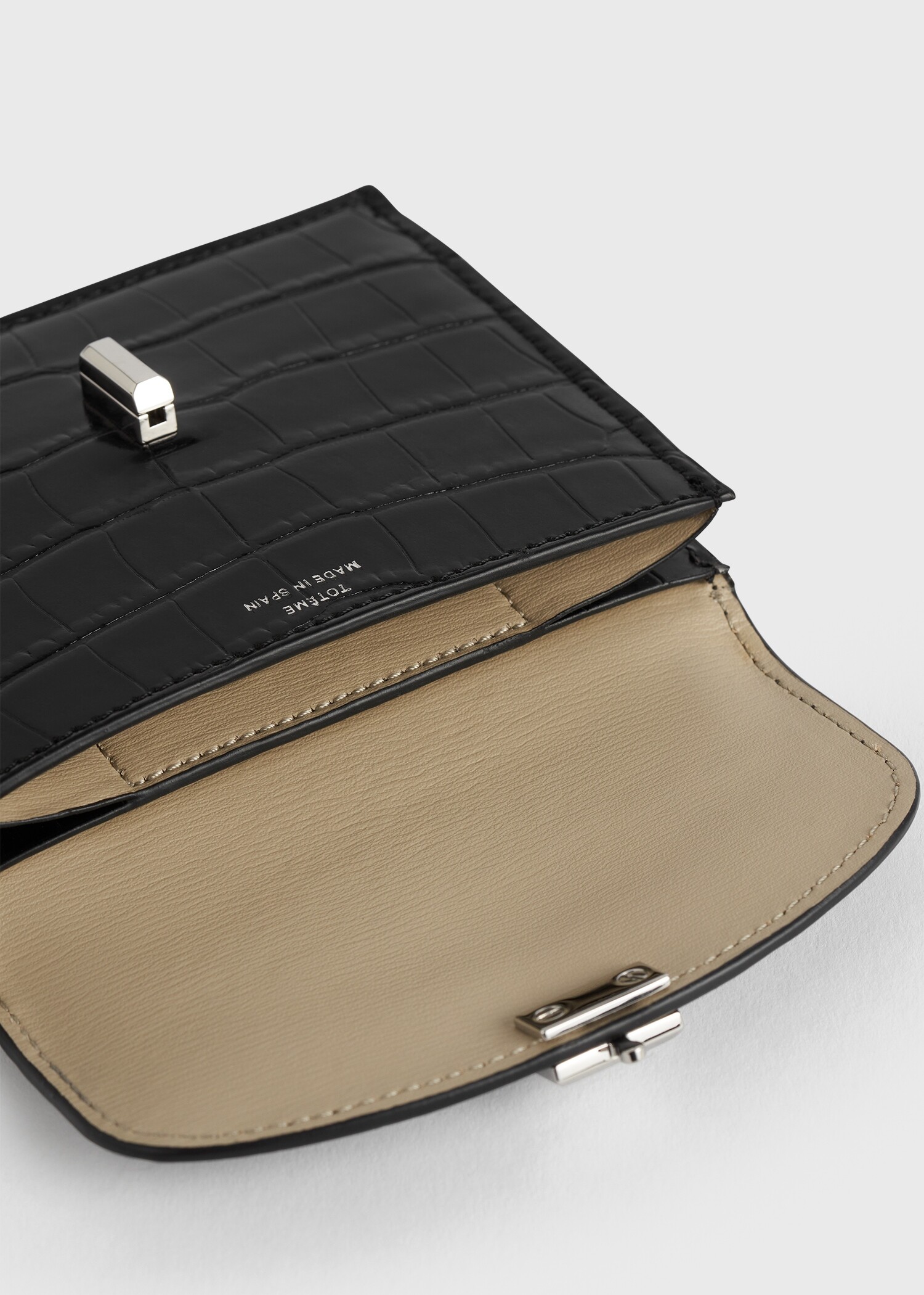 TOTEME 티-락 크로커 엠보스드 카드홀더 블랙의 블랙컬러 3번쨰 이미지입니다.