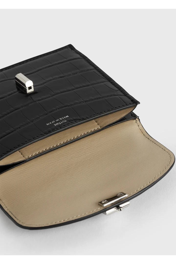 TOTEME 티-락 크로커 엠보스드 카드홀더 블랙의 블랙컬러 3번쨰 이미지입니다.