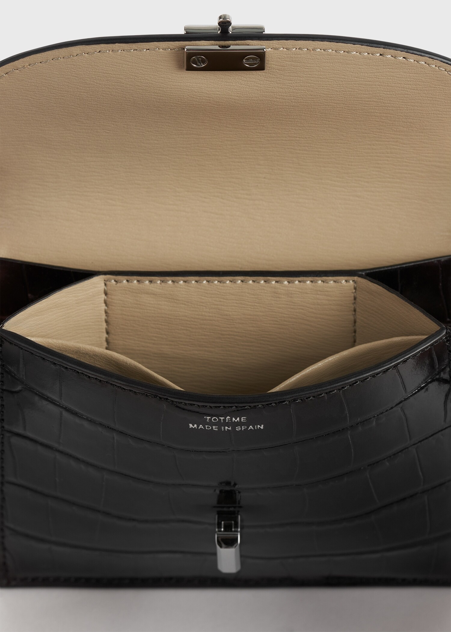 TOTEME 티-락 크로커 엠보스드 카드홀더 블랙의 블랙컬러 4번쨰 이미지입니다.