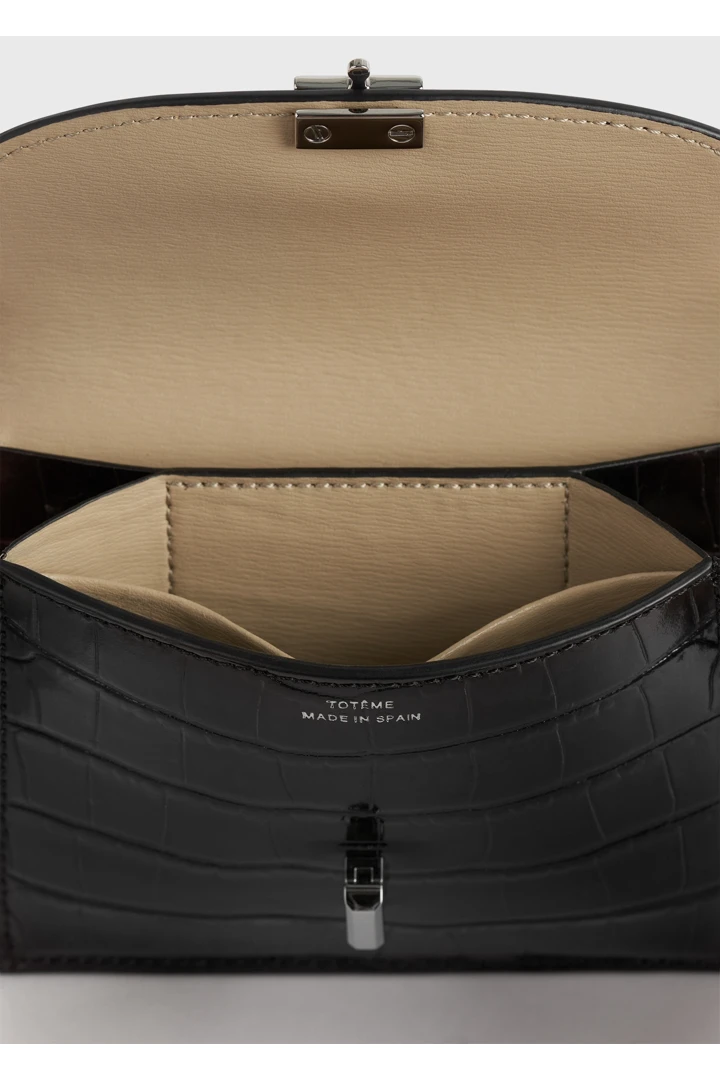 TOTEME 티-락 크로커 엠보스드 카드홀더 블랙의 블랙컬러 4번쨰 이미지입니다.