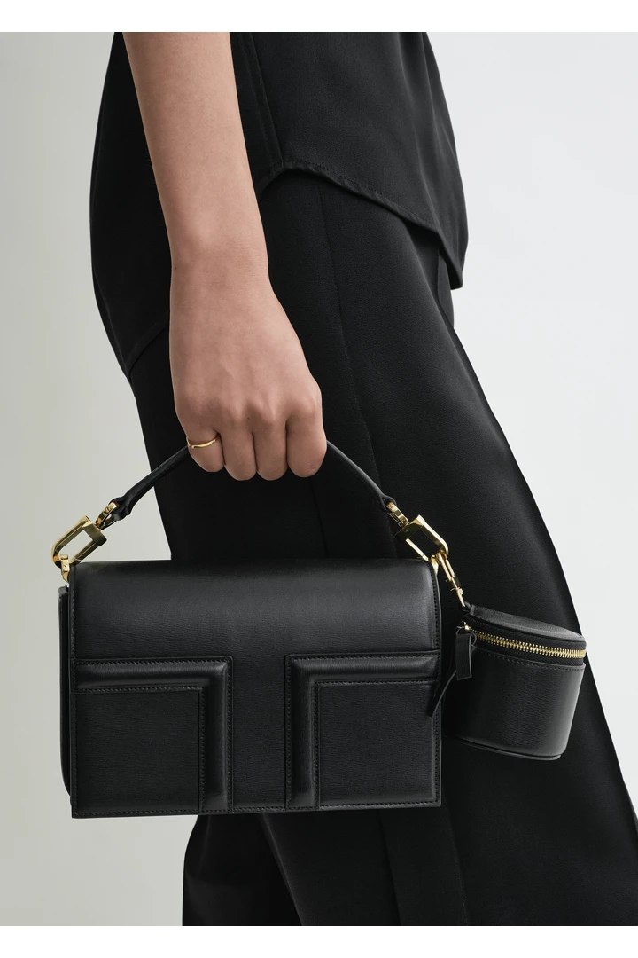 TOTEME 레더 주얼리 박스 블랙의 블랙컬러 1번쨰 이미지입니다.