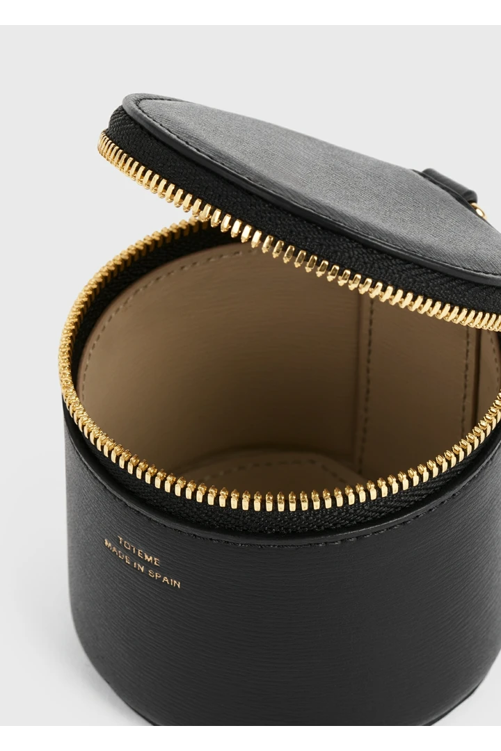 TOTEME 레더 주얼리 박스 블랙의 블랙컬러 3번쨰 이미지입니다.