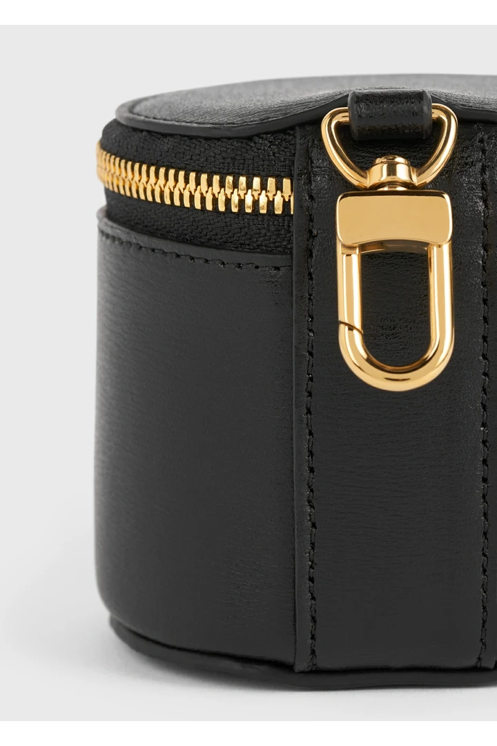 TOTEME 레더 주얼리 박스 블랙의 블랙컬러 4번쨰 이미지입니다.