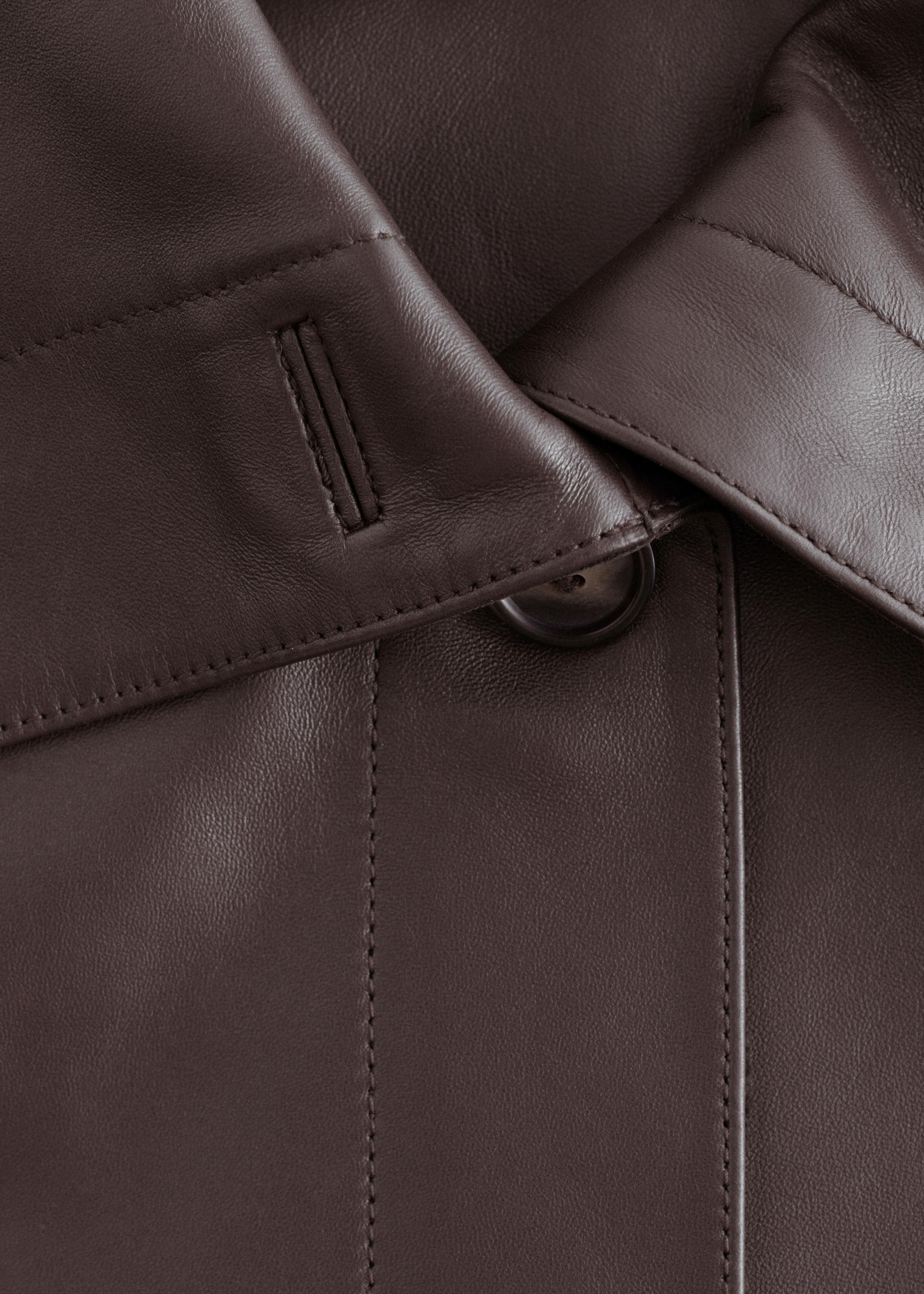 앤아더스토리즈 박시 나파 레더 자켓의 다크 브라운컬러 Detail입니다.