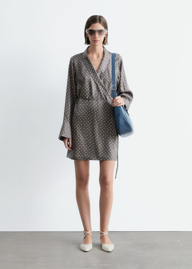 앤아더스토리즈 미니 실크 랩 드레스의 몰-지오메트릭 프린트컬러 ECOMLook입니다.