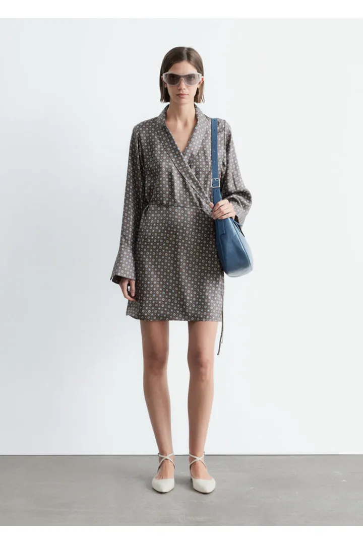 앤아더스토리즈 미니 실크 랩 드레스의 몰-지오메트릭 프린트컬러 ECOMLook입니다.