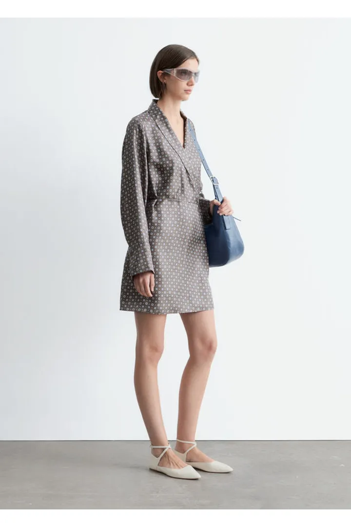 앤아더스토리즈 미니 실크 랩 드레스의 몰-지오메트릭 프린트컬러 ECOMLook입니다.