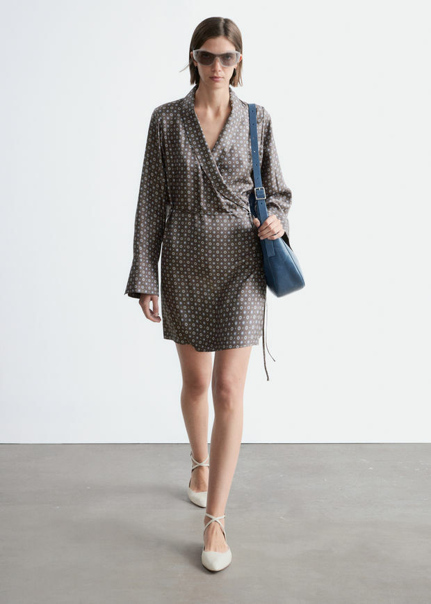 앤아더스토리즈 미니 실크 랩 드레스의 몰-지오메트릭 프린트컬러 ECOMLook입니다.