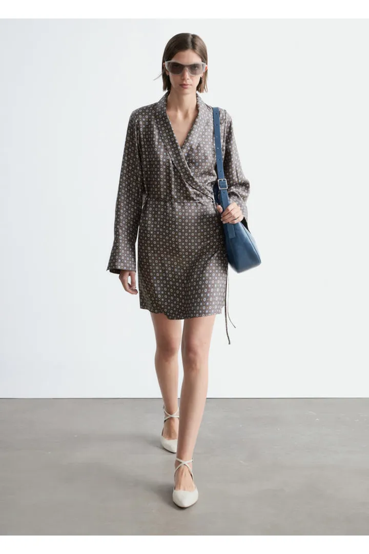 앤아더스토리즈 미니 실크 랩 드레스의 몰-지오메트릭 프린트컬러 ECOMLook입니다.