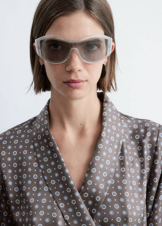 앤아더스토리즈 미니 실크 랩 드레스의 몰-지오메트릭 프린트컬러 ECOMLook입니다.