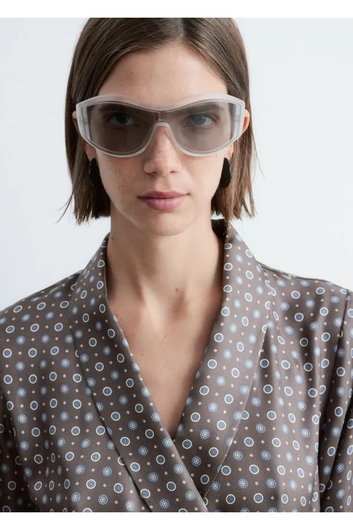 앤아더스토리즈 미니 실크 랩 드레스의 몰-지오메트릭 프린트컬러 ECOMLook입니다.