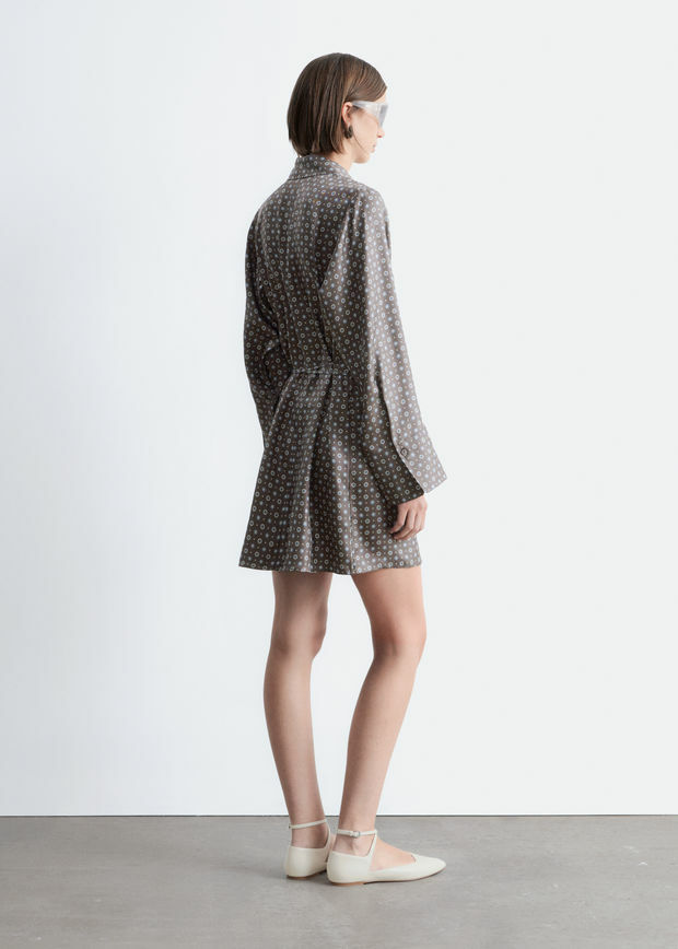 앤아더스토리즈 미니 실크 랩 드레스의 몰-지오메트릭 프린트컬러 ECOMLook입니다.