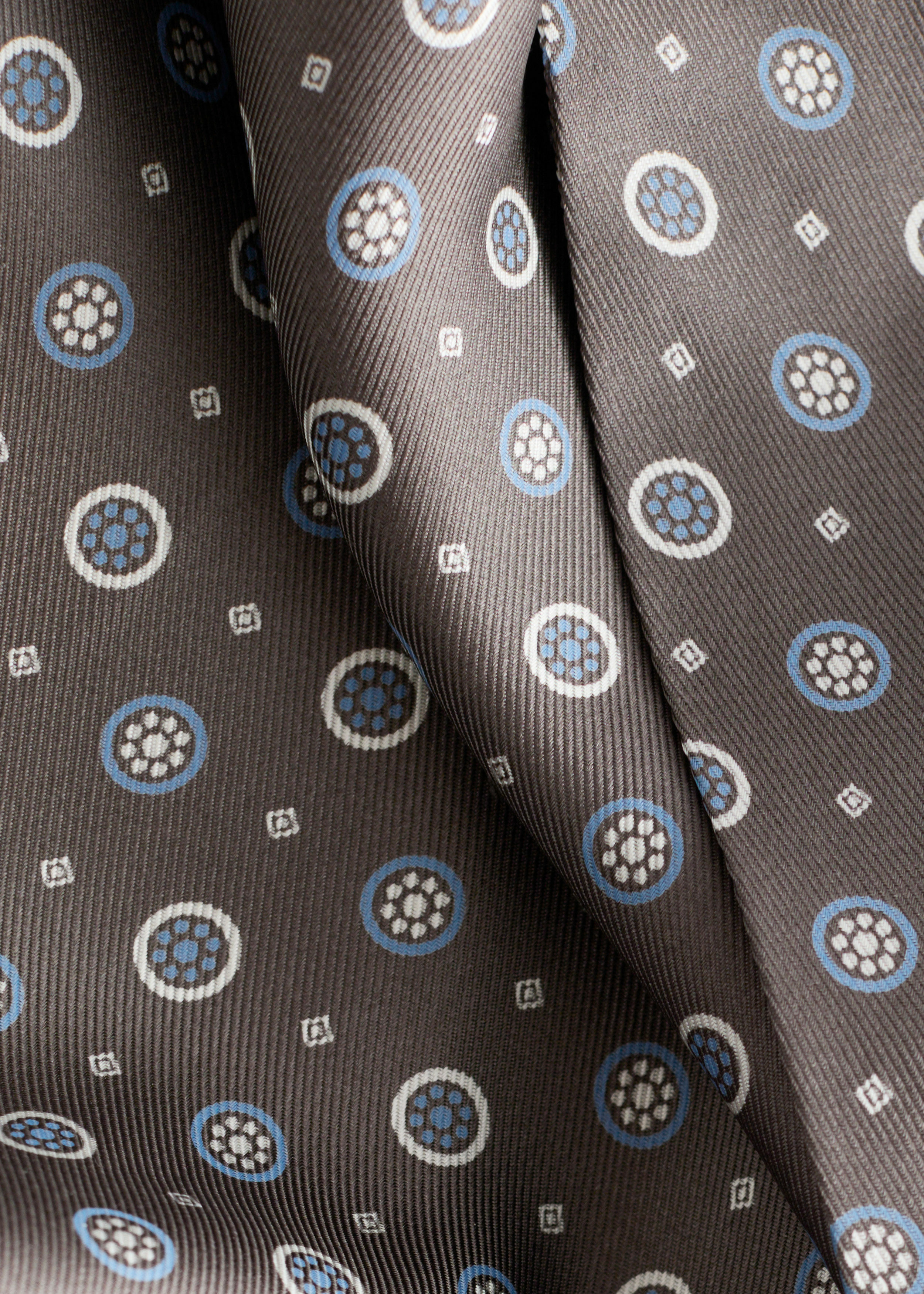 앤아더스토리즈 미니 실크 랩 드레스의 몰-지오메트릭 프린트컬러 Detail입니다.