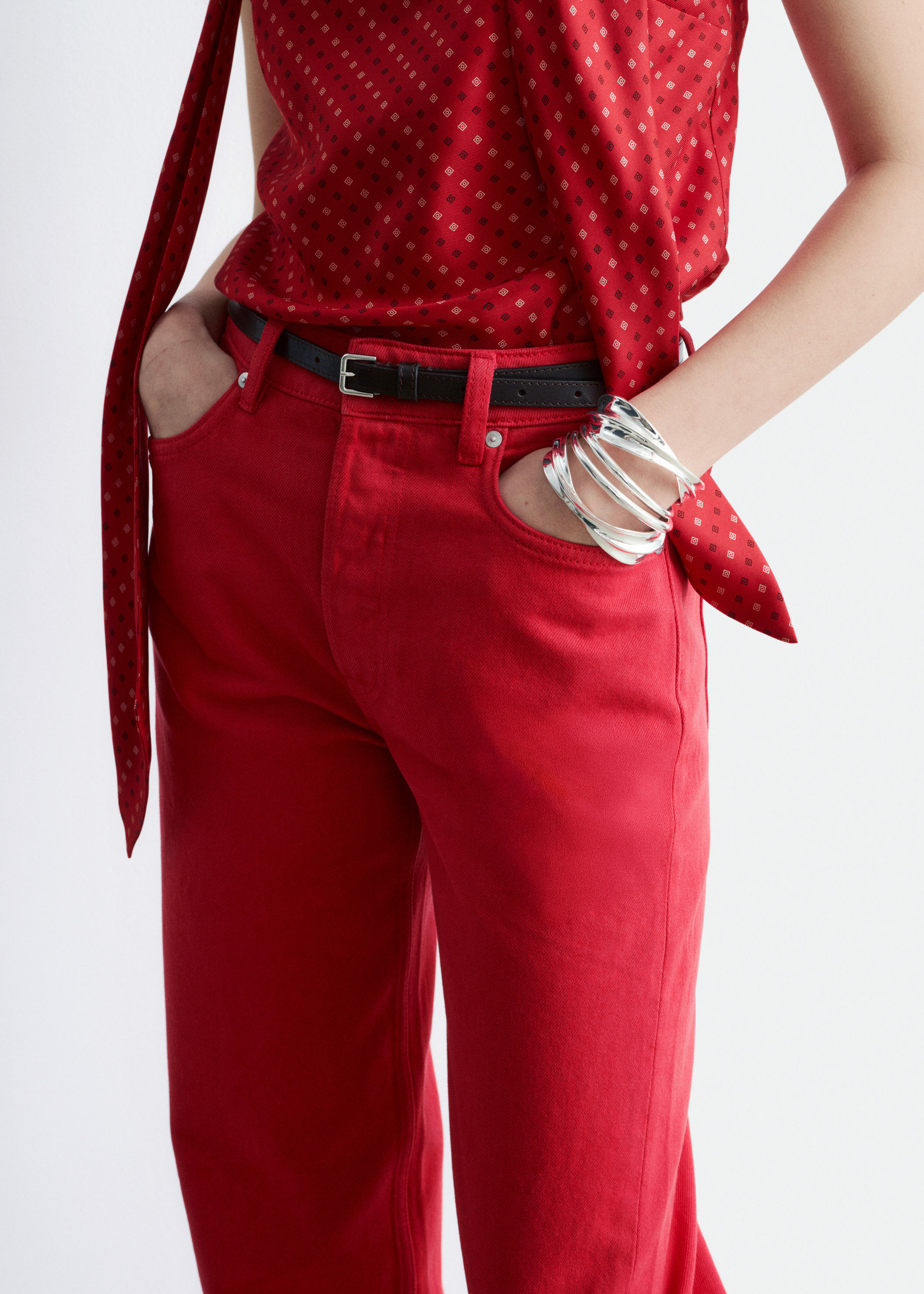 앤아더스토리즈 스트레이트 레그 진의 브라이트 레드컬러 ECOMLook입니다.