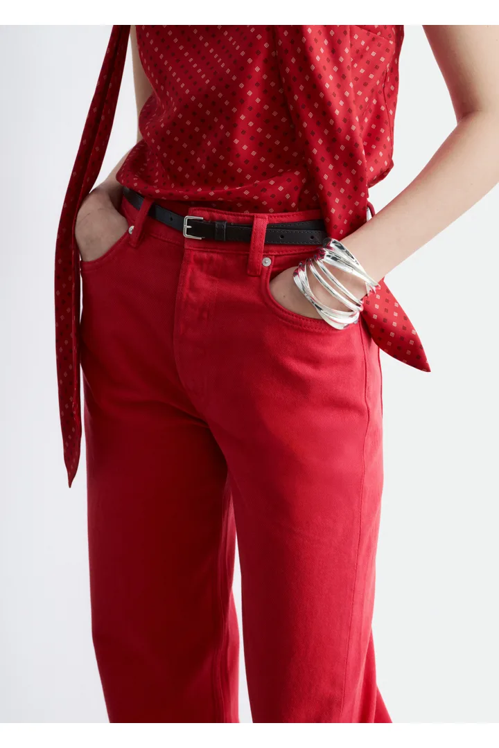 앤아더스토리즈 스트레이트 레그 진의 브라이트 레드컬러 ECOMLook입니다.