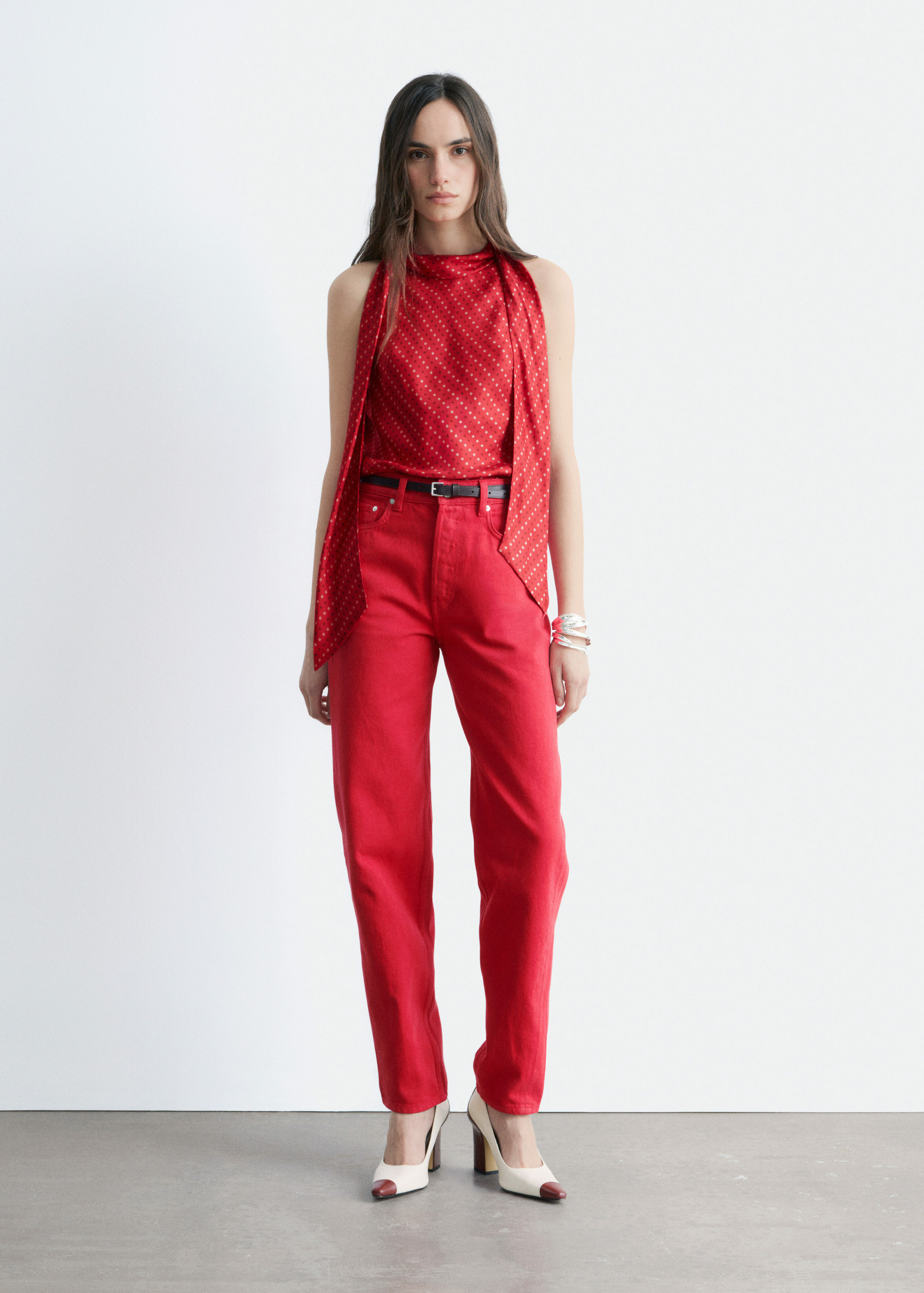 앤아더스토리즈 스트레이트 레그 진의 브라이트 레드컬러 ECOMLook입니다.